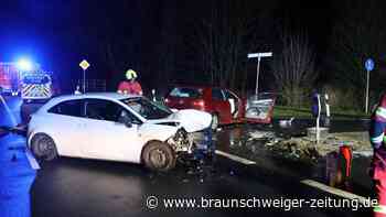 Zwei Autos krachen auf der B 248 bei Beinum ineinander