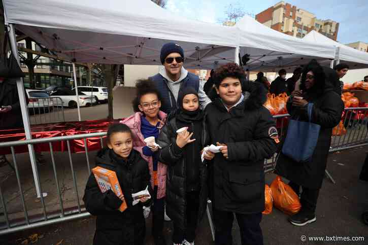 Yankees, 44th Precinct and Food Bank team up to bring holiday cheer to Bronx families