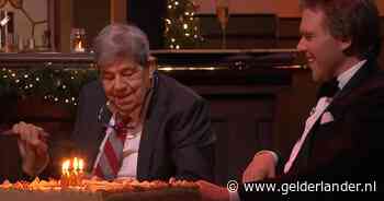 Joost Prinsen in duizendste aflevering Met het mes op tafel verrast met ‘enorm vlammende’ slagroomtaart