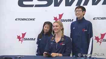 Summer McIntosh meets young fans at pool where she trained as a child