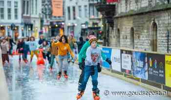 Schaatsplezier rondom stadhuis op de Markt