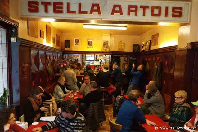 Martine (66) tapt laatste pintjes nu kroeg Au Daringman door groot horecabedrijf is overgenomen: “Ze nodigde vaste klanten zelfs thuis uit”