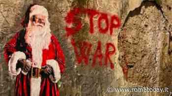 "Stop War": Babbo Natale dice fine alla guerra nell'ultima opera di Harry Greb a Trastevere