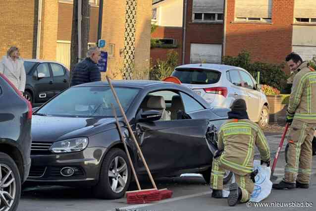 Deur van geparkeerde wagen vernield na aanrijding