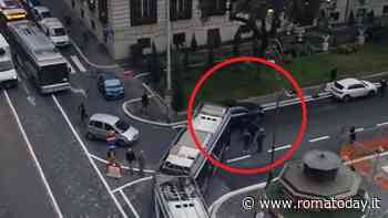 L'auto in sosta selvaggia manda (ancora) in tilt il traffico nel centro di Roma. Il video