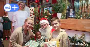 Bescherung in Hannover: Wulff und Weihnachtsmann machen Kinder glücklich