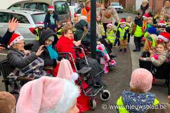 Kleuters Klein Seminarie zingen kerstliederen met bewoners woonzorgcentrum