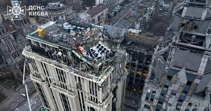 La Russia bombarda Kiev con missili ipersonici e droni: una vittima, colpite anche sei ambasciate straniere