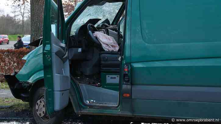 Bestelbus botst op boom, een persoon ernstig gewond naar ziekenhuis