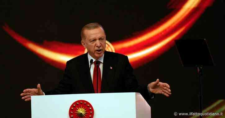 Turchia, Erdogan sfrutta il caos siriano per colpire ancora i curdi. E giura che la fine del Rojava è vicina