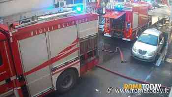 Incendio a Ostiense, corto circuito e fiamme da Andreotti. Ferito vigile del fuoco