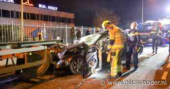 Automobilist knalt tegen geparkeerde trailer die zich in voorkant auto boort: bestuurder gewond