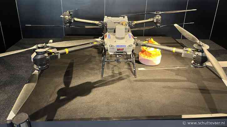 Speeder drone vliegt laag boven zee met pakketjes