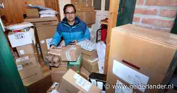 Ganesh ontvangt pakketjes van de buren en leert op die manier de Nederlandse taal