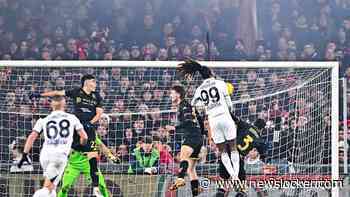 Napoli na zege bij Genoa weer bovenaan in Italië