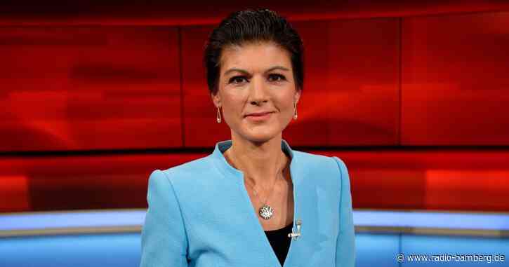 Frau strickt Socken für Sahra Wagenknecht – in Rotorange