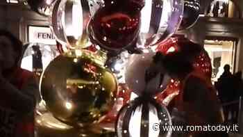 Ultima Generazione imbratta con vernice nera l'albero di Natale di Fendi