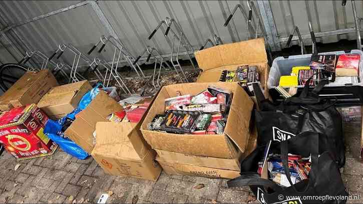 Almere - Bijna 200 kilo illegaal vuurwerk gevonden in een woning in Almere
