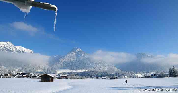 Alpen an Weihnachten dick verschneit