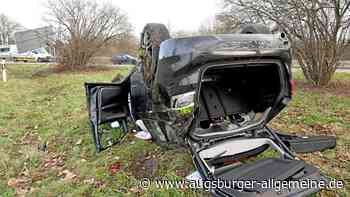 Schwerer Verkehrsunfall: Auto überschlägt sich an der B30