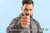 Unbekannter attackiert Frau mit Pfefferspray und flüchtet auf E-Scooter