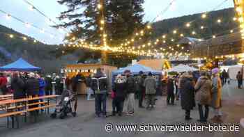 Weihnachtsmarkt Enzklösterle: Viele Besucher unterm Lichterzelt