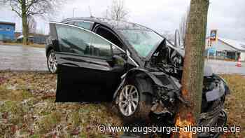 Auto landet bei Vöhringen an einem Baum