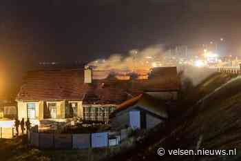 Grote brand bij Bernies Beach Club; strandpaviljoen niet meer te redden
