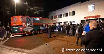 Paar honderd NEC-fans wachten spelersbus op bij De Goffert