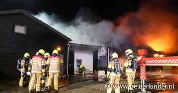 Meerdere auto's in vlammen opgegaan bij grote brand in loods in Kerkdriel