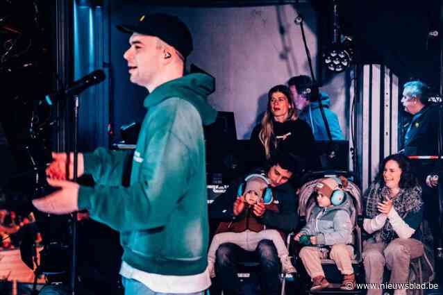 Hij mocht mee op het podium met Brihang, toen scandeerde heel het plein Leon (5) zijn naam