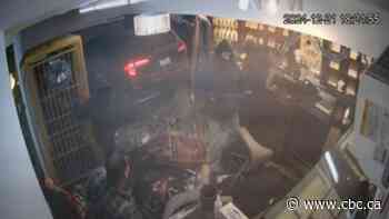 WATCH | Montreal jewelry store owner tries to fight off robbers