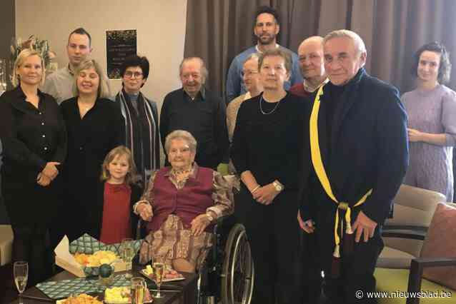 Anna De Cock mag honderd kaarsjes uitblazen in woonzorgcentrum Meulenbroek