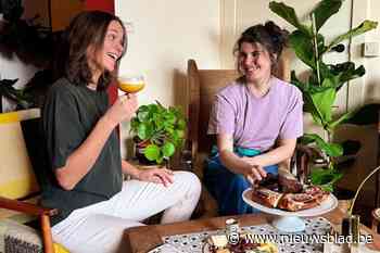 Overheerlijke kaneelrollen en extra grote espresso martini’s: Alix (29) en Joyce (30) vormen wachtzaal om naar gezellige koffiebar