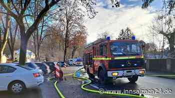 Alarm in Mühldorf: Motorraum von Auto lichterloh in Flammen