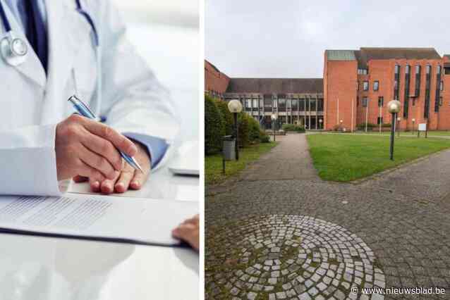 Celstraf met uitstel voor arts (78) die twee patiëntes aanrandde: “Dergelijke handelingen behoren niet tot een normaal liesonderzoek”