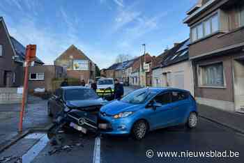 Stevige botsing in Bosstraat, veel materiële schade