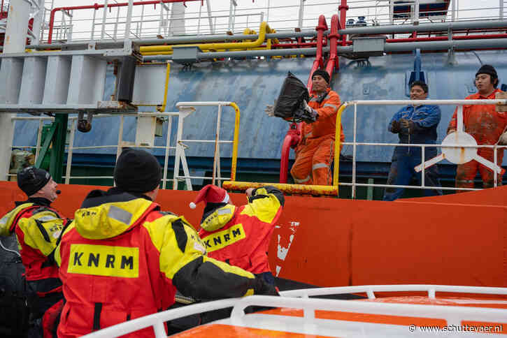 KNRM bezorgt kerstbroden aan zeelieden in ankergebieden