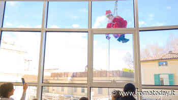 Babbo Natale arriva dal cielo: sorpresa all'ospedale pediatrico Bambino Gesù