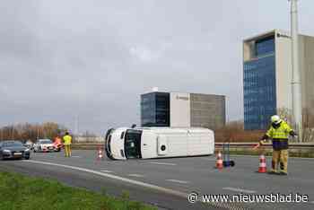 Koelwagen belandt op zijn zij, chauffeur afgevoerd naar ziekenhuis