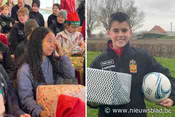 Gevluchte gezinnen in tranen door kerstpakjes van voetballertjes: “Een klein gebaar met een grote impact”