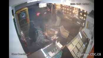 Owner of Montreal jewelry store fights back after thieves crash car through shop in brazen robbery
