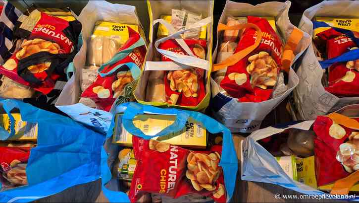 Almere - Ilse deelt al jaren kersttassen vol eten uit in Almere Buiten