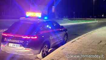 Non si ferma all'alt e ingaggia un inseguimento, in auto borse rubate