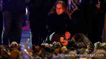 In beeld | Twee groepen tegenover elkaar bij herdenking aanslag Maagdenburg