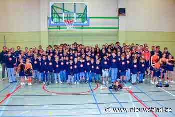 Kerstgeschenk voor 130 jonge basketters