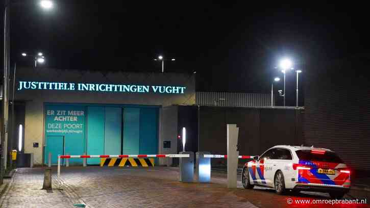 Drones vliegen boven PI in Vught, gevangenis omringd door agenten