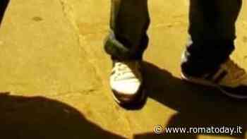 Banda di minorenni picchia e spacca auto di padre e figlio dando vita a una maxi rissa