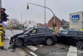 Twee ongevallen kort na elkaar op kruispunt: 45-jarige vrouw gewond naar ziekenhuis