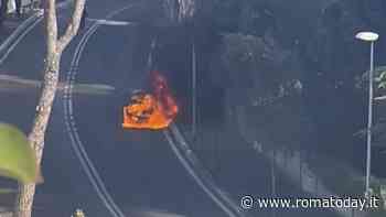 Auto in fiamme a Roma nord